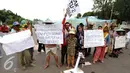 Beberapa warga melakukan unjuk rasa di depan Istana Negara, Jakarta, Senin (17/1). Dalam aksinya, mereka menolak pembangunan mega proyek Pembangkit Listrik Tenaga Uap (PLTU) di Cirebon. (Liputan6.com/Helmi Fithriansyah)