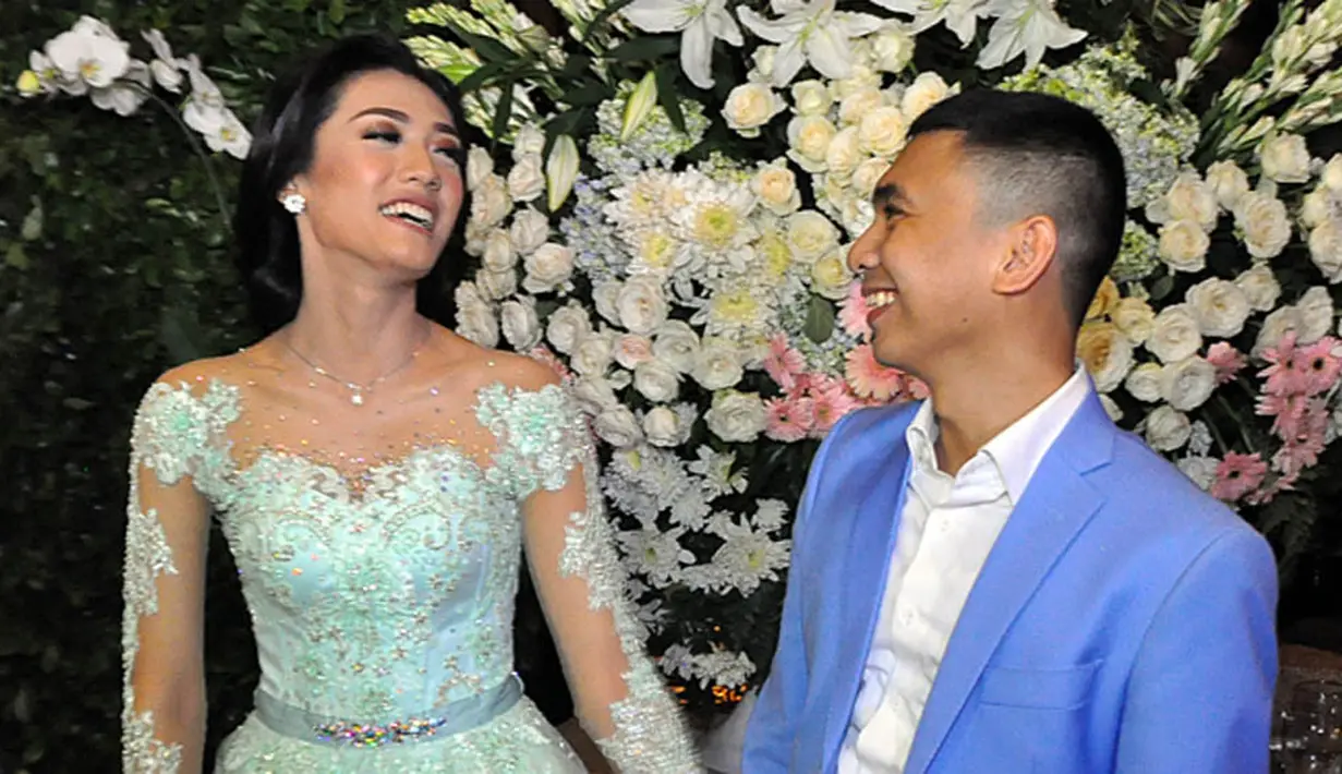 Hastag HariPatahHatiKelurahan dibuat saat mengunggah foto dan video acara lamarannya. Dalam salah satu foto sesudah lamaran, ada-ada saja ulah komedian ini mengunggah foto ekspresi saat tak bisa lagi menggoda cewek lain. (Deki Prayoga/Bintang.com)