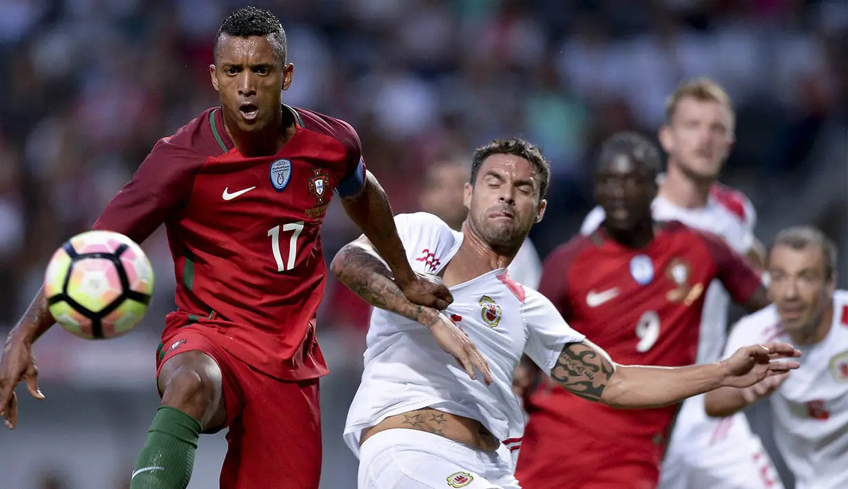 Kapten Portugal, Nani, berusaha mengamankan bola saat laga melawan Gibraltar. Gol-gol Portugal diciptakan oleh Nani dua gol, Joao Cancelo, Bernardo Silva dan Pepe. (EPA/Hugo Delgado)