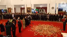 Presiden Joko Widodo atau Jokowi (kanan) saat melantik komisioner Komisi Kejaksaan RI di Istana Negara, Jakarta, Jumat (1/11/2019). Jokowi melantik sembilan komisioner Komisi Kejaksaan RI periode 2019-2023. (Liputan6.com/Angga Yuniar)
