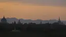 Siluet kuil kuno saat matahari terbenam di Bagan, distrik Nyaung U, Myanmar tengah, Rabu (8/12/2021). Bagan merupakan salah satu kota dari Kerajaan Pagan, yang memiliki 10.000 kuil Buddha. (AP Photo)