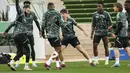 <p>Para pemain Real Madrid mengikuti sesi latihan jelang berhadapan dengan wakil Asia, Al-Hilal pada final Piala Dunia Antarklub 2022, di Rabat, Maroko, Jumat (10/2/2023). Madrid berpeluang besar menambah koleksi gelar mereka. ( FADEL SENNA / AFP)</p>