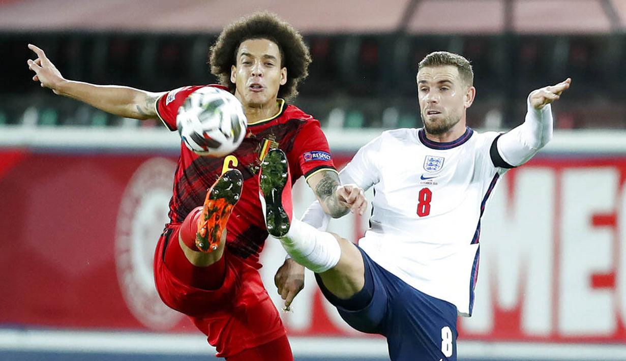 Pemain Belgia, Axel Witsel, berebut bola dengan pemain Inggris, Jordan Henderson, pada laga UEFA Nations League di Stadion King Power, Senin (16/11/2020). Belgia menang dengan skor 2-0. (AP/Francisco Seco)