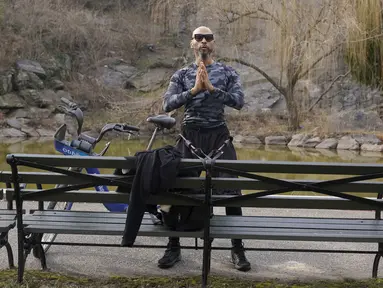 Seorang pria memanfaatkan cuaca hangat untuk berolahraga di luar di Morningside Park di New York (11/3/2021).  Cuaca hangat yang tidak wajar membuat warga New York keluar setelah awal tahun bersalju. (AP Photo / Seth Wenig)