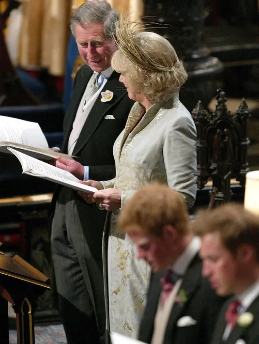 Setelah keduanya sendiri, Charles dan Camilla kembali menunjukkan kedekatannya pada sebuah kapal pesiar tahun 1999. Setelah itu keduanya makin sering terlihat ke publik hingga meresmikan hubungannya pada 2005. 10 tahun Camilla menjanda. (AFP/Bintang.com)