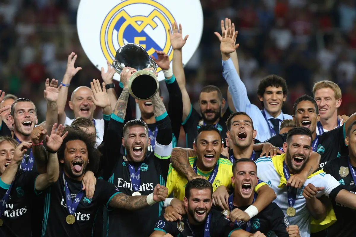 Selebrasi Real Madrid Angkat Trofi Piala Super Eropa 2017