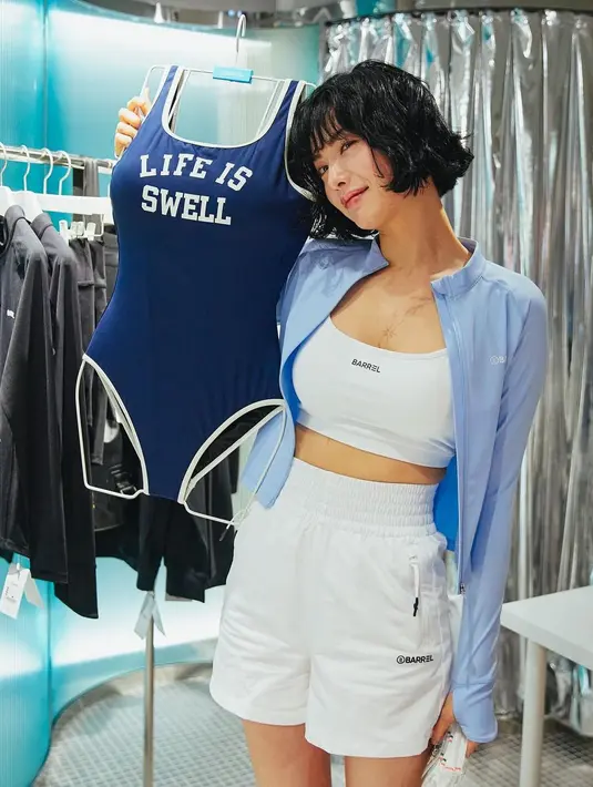 Gaya rambut bob-nya terlihat stylish, dengan efek ikal yang natural.  [Foto: Instagram/ getbarrel.official]