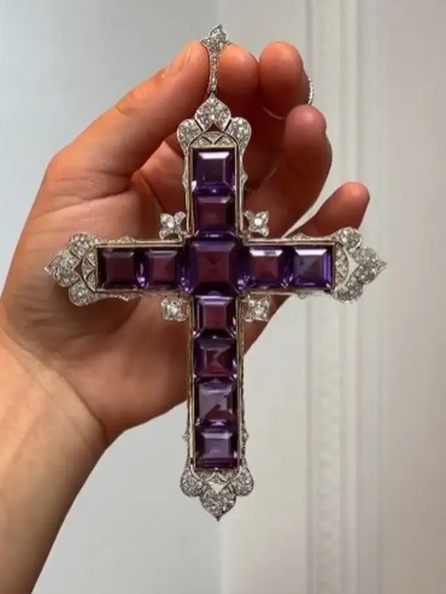 Kim Kardashian Beli Kalung Salib Ikonik Putri Diana Seharga Rp3 Miliar, Berakhir Dikritik Netizen