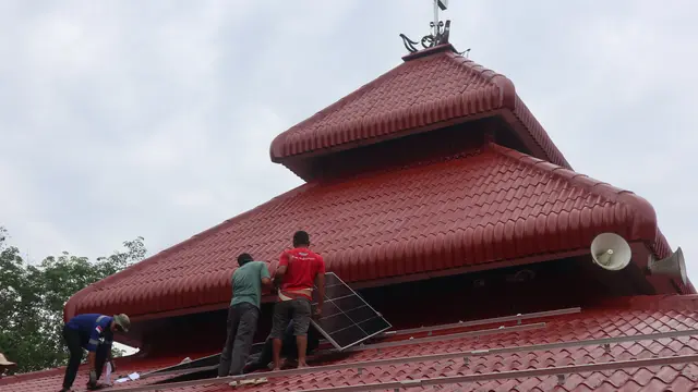 Pemasangan panel surya di Masjid Buya Safii Maarif di Sumpur Kudus Sijunjung. (Liputan6.com/ Novia Harlina)