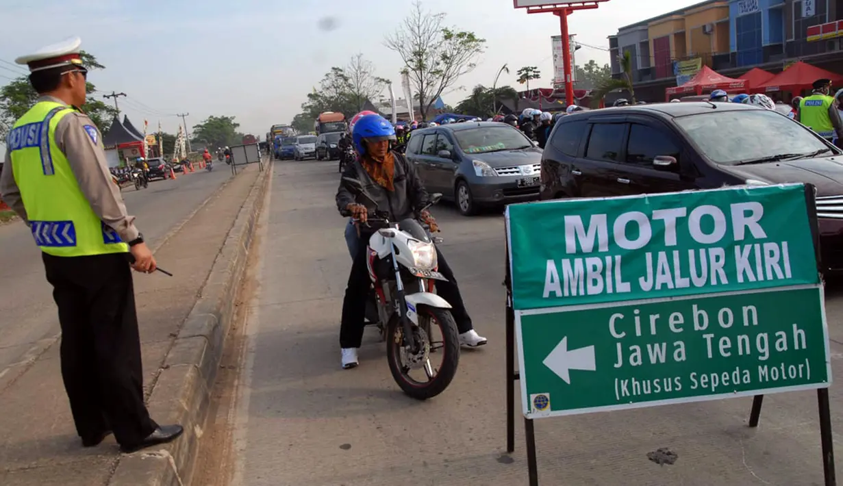 Polres Karawang melakukan pengalihan arus lalu lintas mulai dari pertigaan jembatan Lamaran, (26/7/2014). (Liputan6.com/Miftahul Hayat)