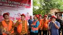 Menpora Imam Nahrawi (kedua kiri) meninjau pembangunan gedung olimpic centre di kawasan Cibubur, Jakarta, Rabu (2/11). Sebelumnya Menpora menyerahkan bonus pada peraih medali Olimpiade dan Paralimpiade Rio 2016. (Liputan6.com/Helmi Fithriansyah)