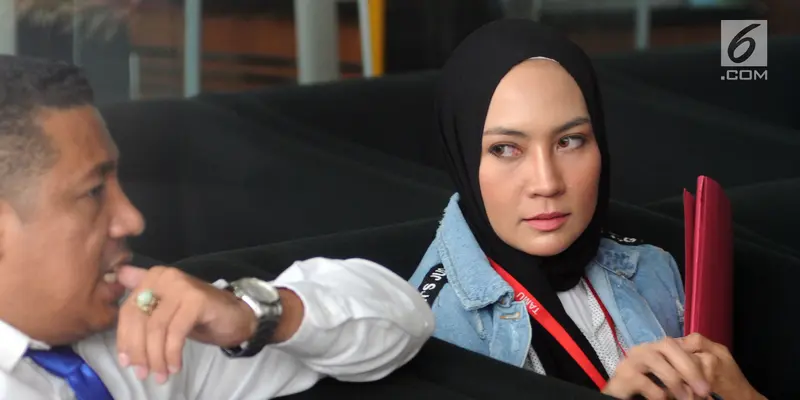 Sempat Mangkir, Model Cantik Steffy Burase Sambangi KPK