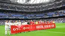 Para pemain dan pendukung Real Madrid memberikan dukungan moral kepada Vinicius Junior.  (Photo by JAVIER SORIANO / AFP)