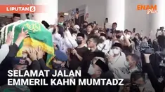 Mobil ambulans membawa jenazah Emmeril Kahn Mumtadz menuju pemakaman. Warga setempat menyambut ramai iring-iringan tersebut dari pinggir jalan.