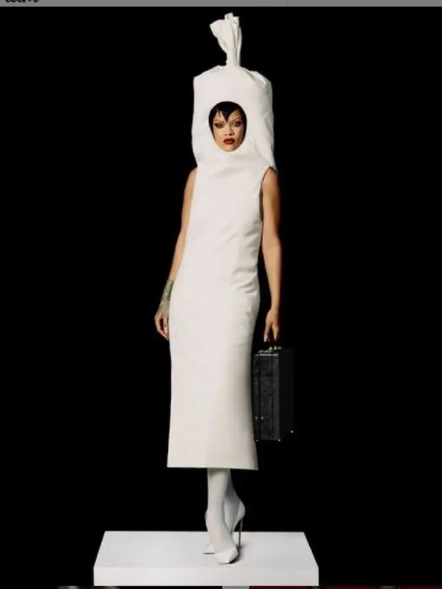 Pakai Kostum Unik Saat Pemotretan, Rihanna Disebut Mirip Tampon dan Pocong