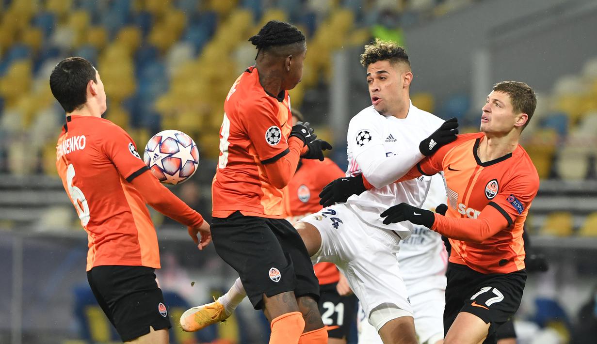 Penyerang Real Madrid, Mariano, berebut bola dengan bek Shakhtar Donetsk, Vitao, laga lanjutan Liga Champions di NSK Olimpiyskiy, Rabu (2/12/2020) dini hari WIB. Real Madrid kalah 0-2 oleh Shakhtar Donetsk. (AFP/Sergei Supinsky)