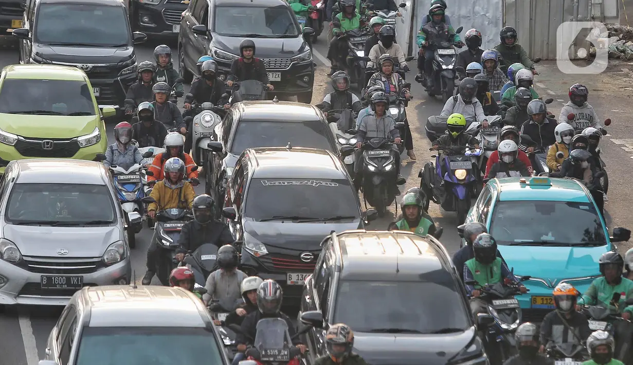 Menurut data dari Dinas Lingkungan Hidup DKI Jakarta (2020), sektor transportasi menyumbang sekitar 67,04% dari total polusi udara di Jakarta. (Liputan6.com/Angga Yuniar)