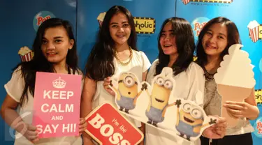 Sejumlah penonton berpose di fotobooth jelang nonton bareng Minions yang diselenggarakan oleh CinemaHolic di Blitz Megaplex, Jakarta, Minggu (28/6/2015). (Liputan6.com/Faizal Fanani)