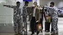 Penumpang asing tiba di Bandara Internasional Manila, Filipina, Kamis (10/2/2022). Filipina mulai hari ini membuka kembali pintu bagi turis asing yang telah divaksinasi penuh Covid-19 setelah hampir dua tahun menutup perbatasannya. (AP Photo/Basilio Sepe)