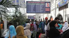 Pemudik masih meramaikan Stasiun Senen pada H+3 Lebaran, Jakarta, Senin (20/7/15). Para pemudik berencana pulang kampung pada H+3 karena tidak mendapatkan tiket sebelum Lebaran. (Liputan6.com/Herman Zakharia)