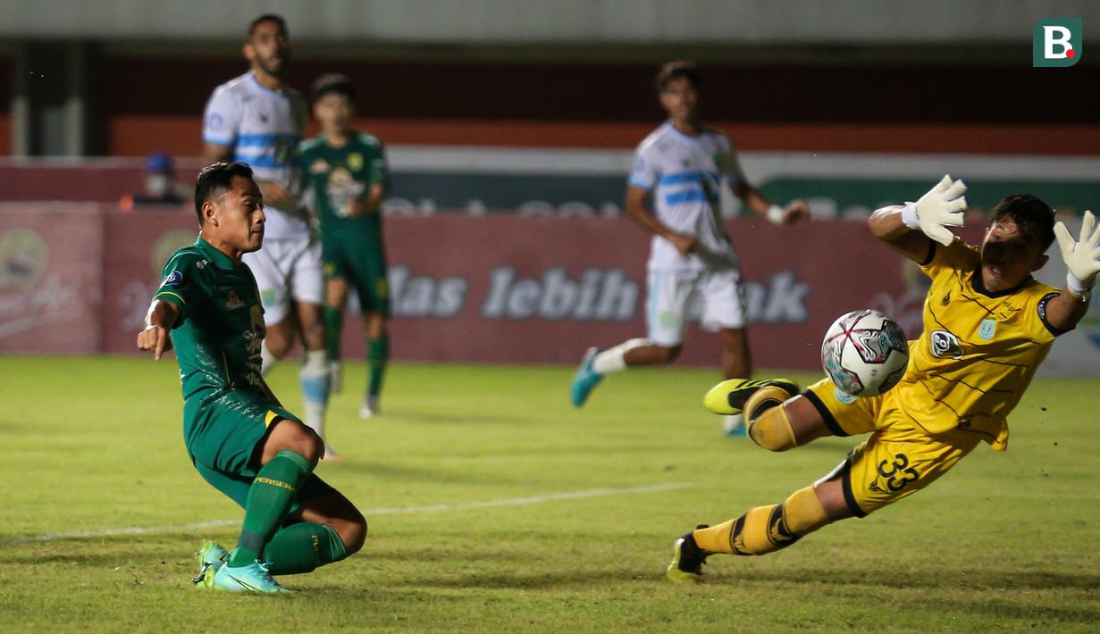 Samsul Arif. Striker berusia 37 tahun yang baru semusim membela Persebaya Surabya ini total mencetak 11 gol musim ini di BRI Liga 1. Meski telah dimakan usia, namun gaya bermainnya yang mengandalkan kecepatan dan eksplosivitas gocekannya masih terjaga hingga kini. (Bola.com/Bagaskara Lazuardi)