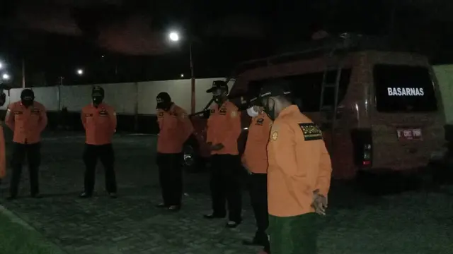 Kantor SAR Cilacap memberangkatkan satu regu SAR untuk mencari nelayan yang hilang akibat kapal terbalik di perairan Jetis, Nusawungu. (Foto: Liputan6.com/Basarnas)