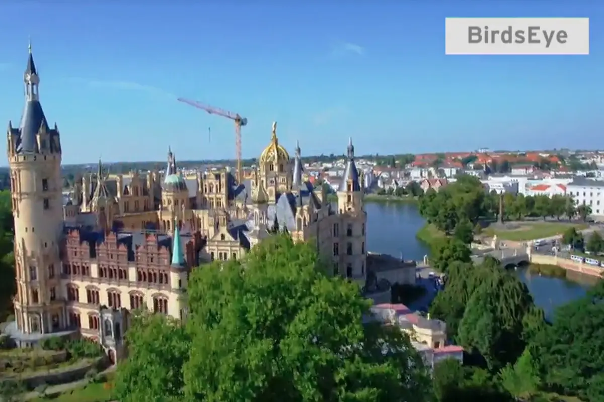 Intip Kastil Schwerin yang Bersandar pada Tiang Kayu Oak di Sebuah Danau. Sumberfoto: DW English