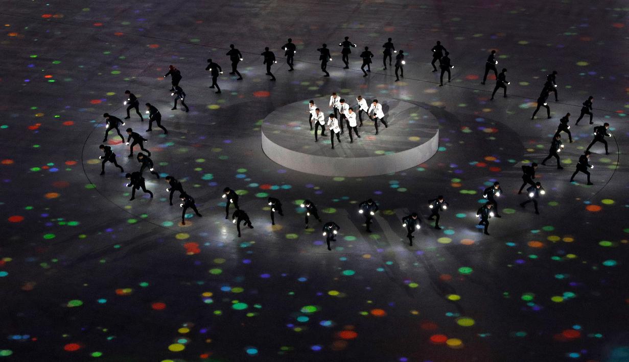 Boyband EXO menyuguhkan penampilan spektakuler di upacara penutupan Olimpiade Musim Dingin 2018 di Pyeongchang, Korea Selatan, Minggu (25/2). EXO mengenakan kostum panggung bak pangeran dengan setelan jas putih dan celana hitam. (AP Photo/Charlie Riedel)