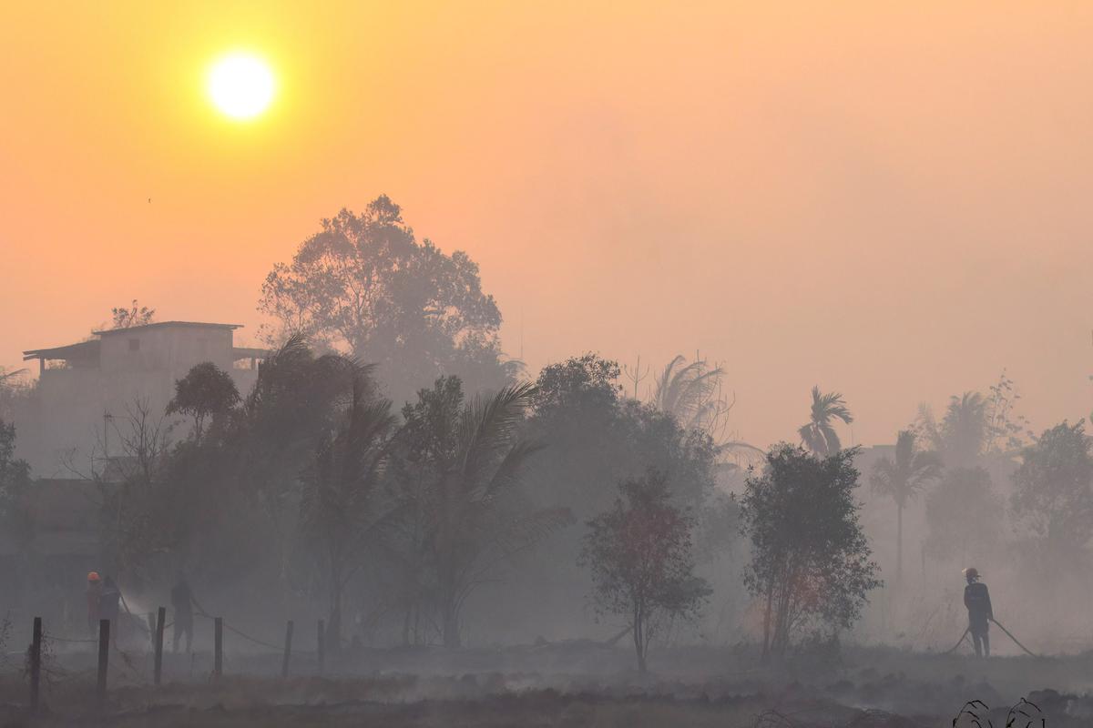 Karhutla Belum Usai, Kabut Asap Selimuti Sumatra dan Kalimantan