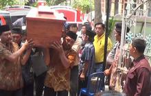 Tangis keluarga sambut kedatangan jenazah Aris di rumah duka
