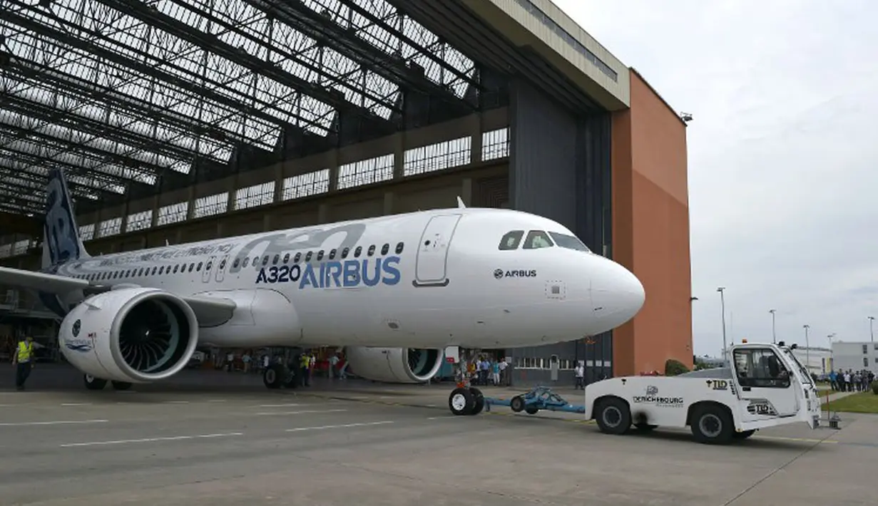 Pesawat Airbus A320neo ditarik keluar hanggar untuk menjalani uji jarak menengah di pabrik Airbus, Saint-Martin-du-Touch, Toulouse, Perancis, (1/7/2014). (AFP PHOTO/ERIC Cabanis)