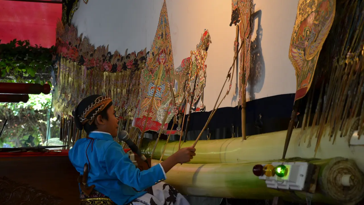 Dalang Cilik Saat Mementaskan Wayang