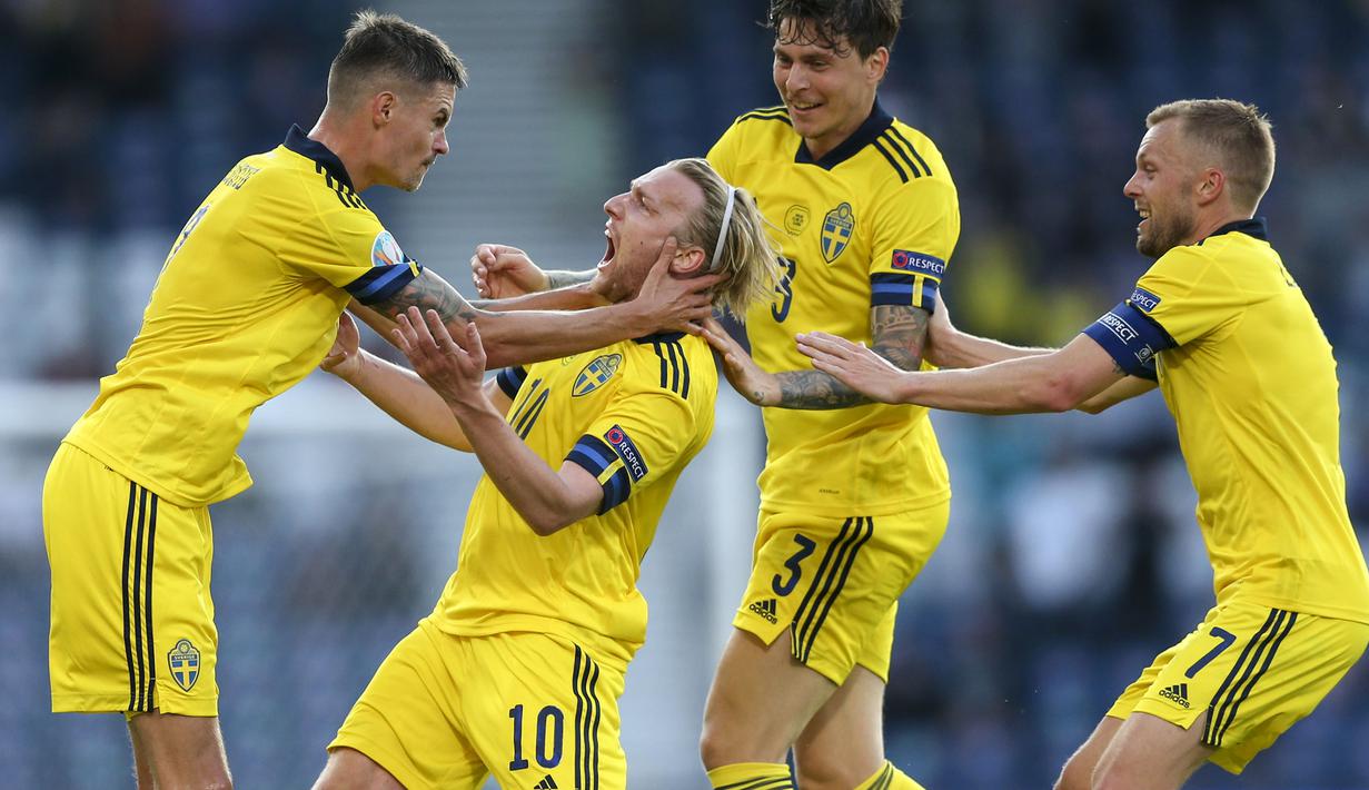 Sayangnya keunggulan Ukraina tak bertahan lama. Pada menit ke-43 Emil Forsberg berhasil menyamakan kedudukan lewat tendangan kerasnya yang menghujam ke gawang Heorhiy Bushchan. Skor menjadi satu sama dan bertahan hingga babak pertama usai. (Foto: AP/Pool/Robert Perry)