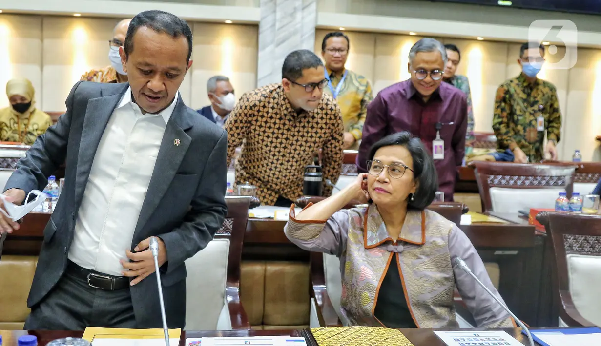 Menteri Keuangan Sri Mulyani (kanan) dan Menteri Investasi/Kepala Badan Koordinasi Penanaman Modal (BKPM) Bahlil Lahadalia (kiri) saat menghadiri Rapat Kerja (Raker) di Gedung Parleman, Jakarta, Kamis (8/12/2022). Raker membahas Rancangan Undang-Undang tentang Pengembangan dan Penguatan Sektor Keuangan (RUU PPSK). (Liputan6.com/Angga Yuniar)