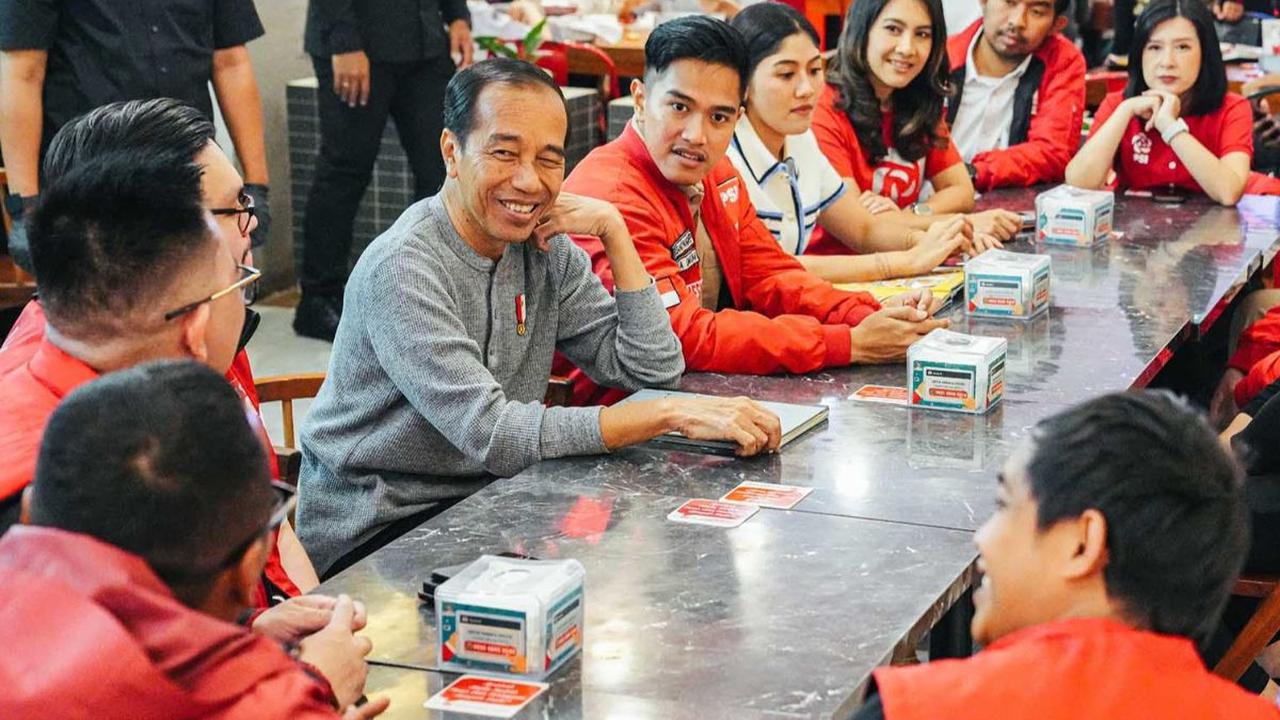 Presiden Joko Widodo atau Jokowi kembali memperlihatkan kemesraannya dengan Partai Solidaritas Indonesia (PSI) melalui jamuan makan malam bersama elite partai itu di Sun Plaza Medan, Rabu (7/2) malam.<br><br>