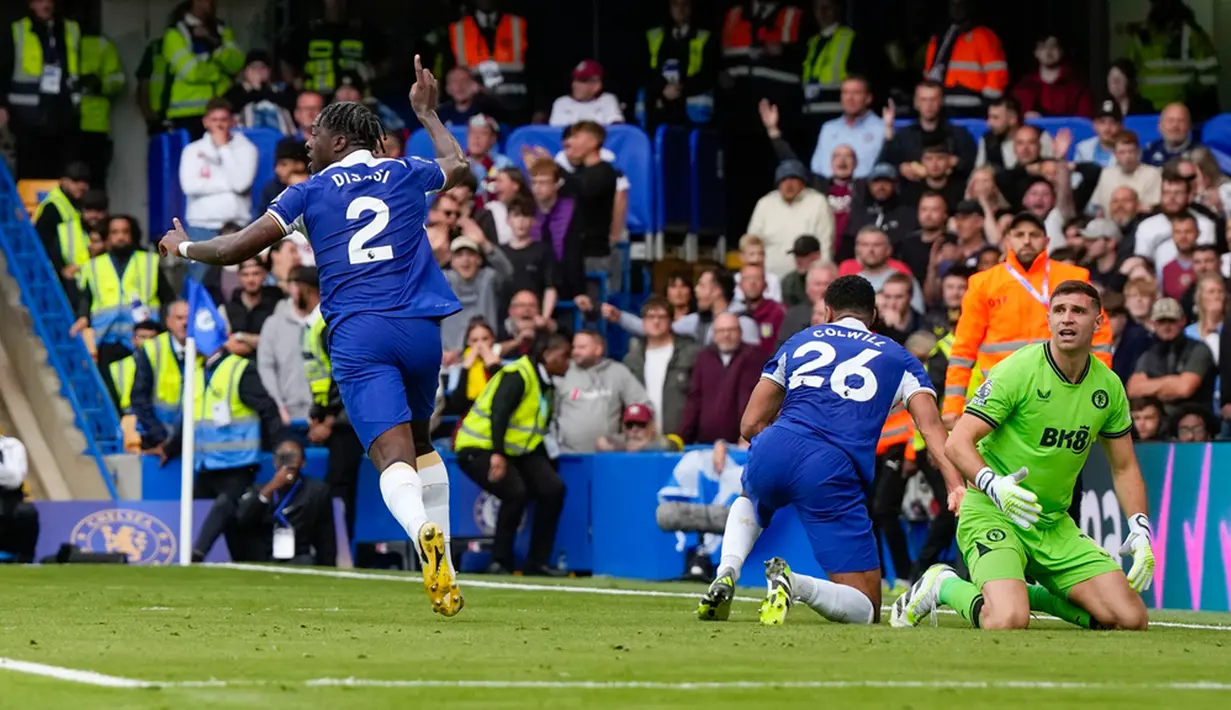 Disasi mencetak gol pada menit ke-43. Sayangnya, sundulan bek tengah itu saat menyambut umpan lambung Sterling dianulir karena dirinya berada pada posisi offside lebih dulu. (AP Photo/Alastair Grant)