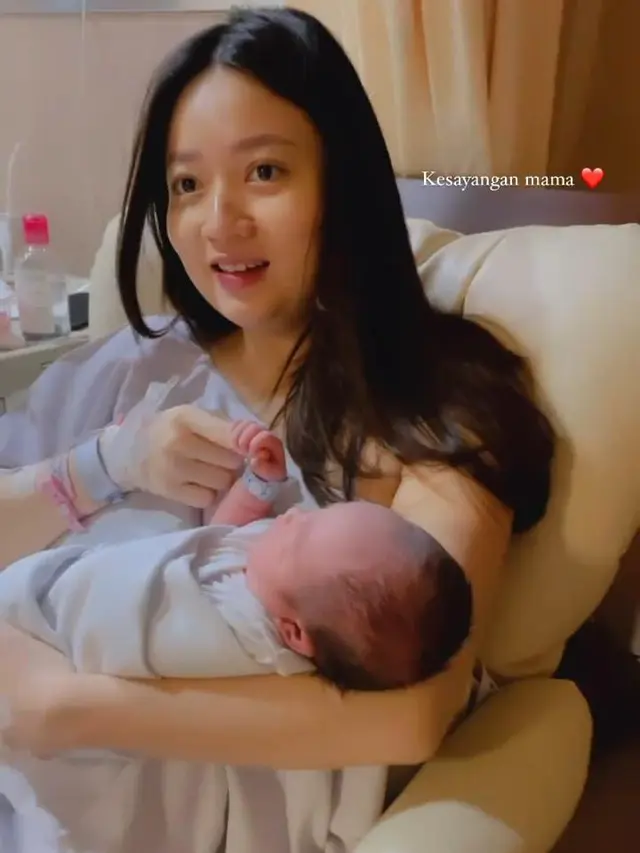 Stella Cornelia Melahirkan Anak Pertama