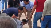 Salah satu warga ditangkap polisi dengan diinjak punggungnya ketika menolak penggusuran kampung mereka untuk investor China. Foto: liputan6.com/ajang nurdin&nbsp;