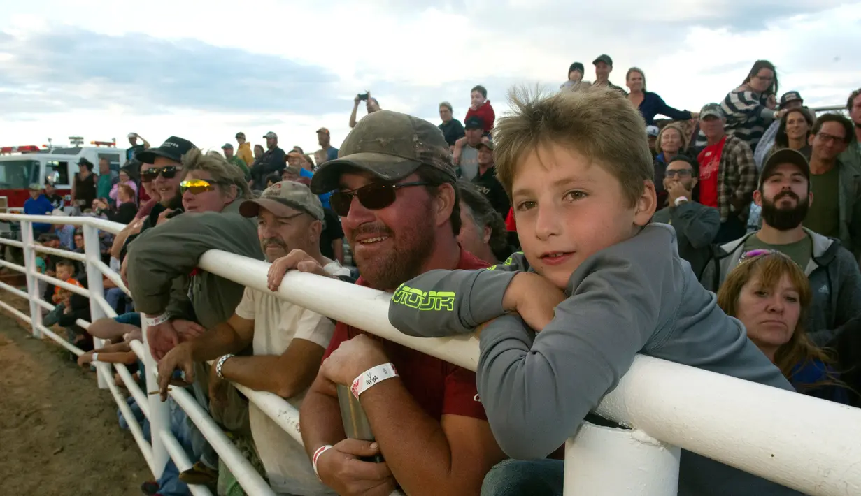 PHOTO Sensasi Lomba TabrakTabrakan Mobil di Colorado Foto