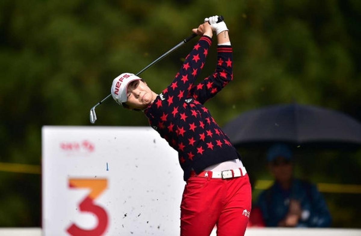 Aksi pegolf cantik di kejuaraan LPGA KEB Hana Bank