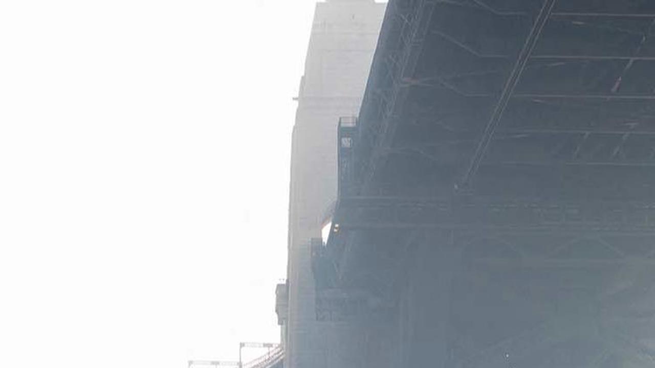 Pemandangan Jembatan Sydney Harbour yang diselimuti kabut asap pekat.