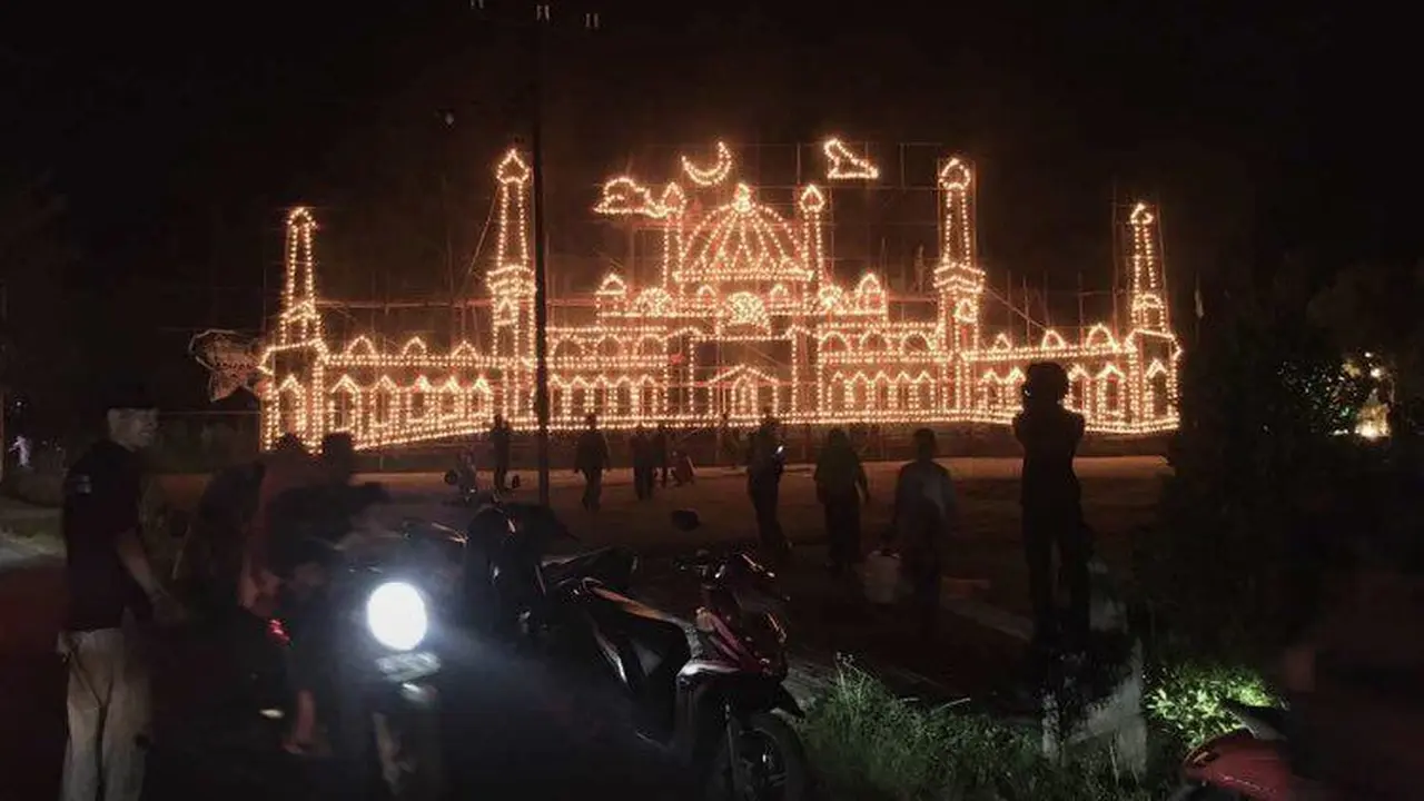 6 Potret Unik Tradisi Lampu Colok Penanda Ramadhan Segera Berakhir, Menakjubkan