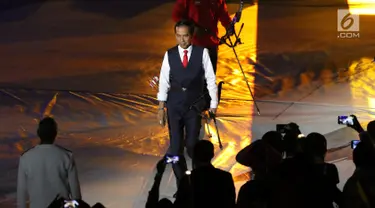 Presiden RI, Joko Widodo (tengah) usai memanah bersama penyandang disabilitas saat malam pembukaan Asian Para Games 2018 di SUGBK, Jakarta, Sabtu (6/10). Asian Para Games 2018 berlangsung 6-13 Oktober. (Liputan6.com/Helmi Fithriansyah)