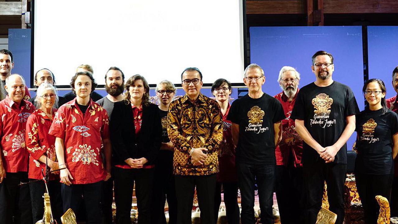 Dubes Tantowi Yahya bersama para peserta yang menampilkan kesenian khas Indonesia. (Dokumentasi KBRI Wellington)