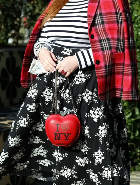 Dalam peragaan busana ini, Kate Spade juga memperkenalkan koleksi kapsul khusus “I LOVE NY”. Dengan sentuhan Kate Spade Klasik, koleksi ini terinspirasi dari logo tanda tangan mendiang desainer grafis Milton Glaser yang ia rancang pada tahun 1997. (dok/katespade).