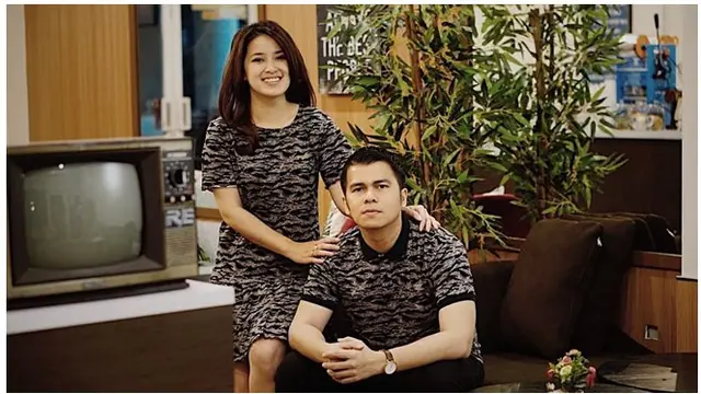 Handika Pratama dan Rosiana Dewi memakai baju couple, kompak banget.