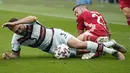 Bek Portugal, Raphael Guerreiro berebut bola dengan pemain Hungaria, Nemanja Nikolic pada pertandingan grup F Euro 2020 di stadion Ferenc Puskas di Budapest (15/6/2021). Guerreiro mencetak satu gol dipertandingan ini dan mengantar Portugal menang atas Hungaria 3-0. (AP Photo/Darko Bandic, Pool)