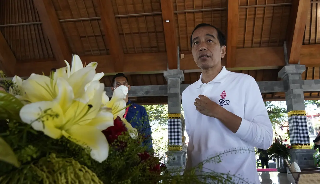 Presiden Indonesia Joko Widodo berbicara kepada wartawan sebelum penanaman pohon mangrove dalam rangkaian agenda pertemuan KTT G20 di Hutan Mangrove Taman Hutan Raya Ngurah Rai, Denpasar, Bali, Indonesia, Rabu (16/11/2022). Agenda ini merupakan salah satu agenda resmi dari para delegasi G20 yang hadir di Bali, sebelum nanti melanjutkan kembali working group. (AP Photo/Alex Brandon via Pool)