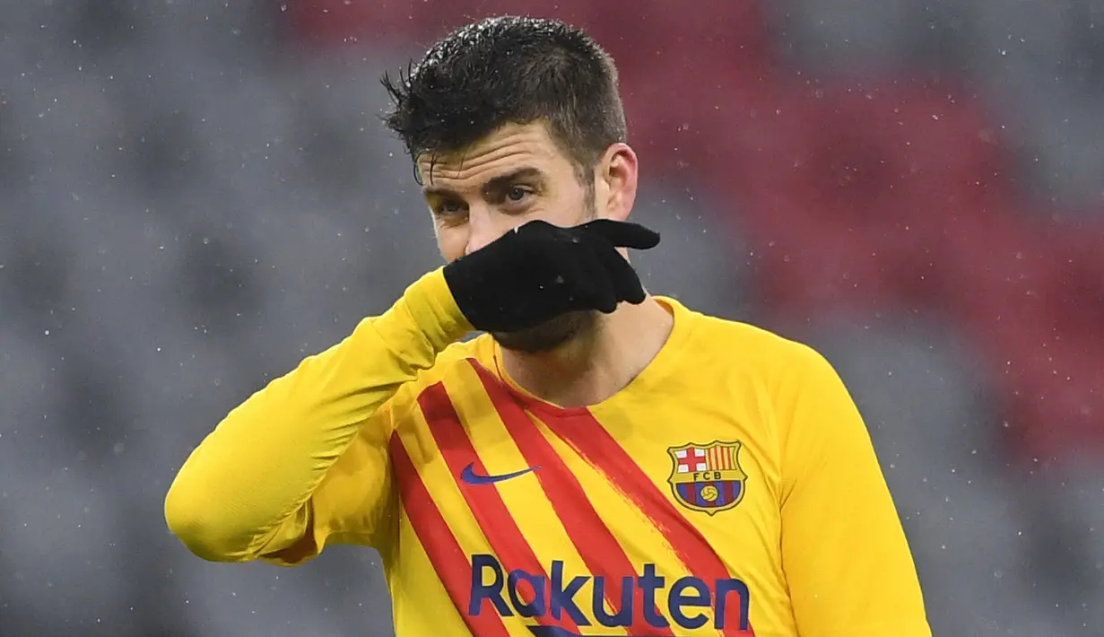Gerard Pique dkk harus merelakan posisi kedua kepada Benfica yang di saat bersamaan menang 2-0 dari Dynamo Kiev. Wakil Portugal ini mendampingi Bayern ke 16 besar usai mengumpulkan delapan angka. (AFP/Christof Stache)