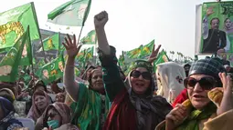 Para pendukung Nawaz Sharif bersorak saat rapat umum kampanye pemilu di Hafizabad, provinsi Punjab, pada 18 Januari 2024. (Arif ALI/AFP)